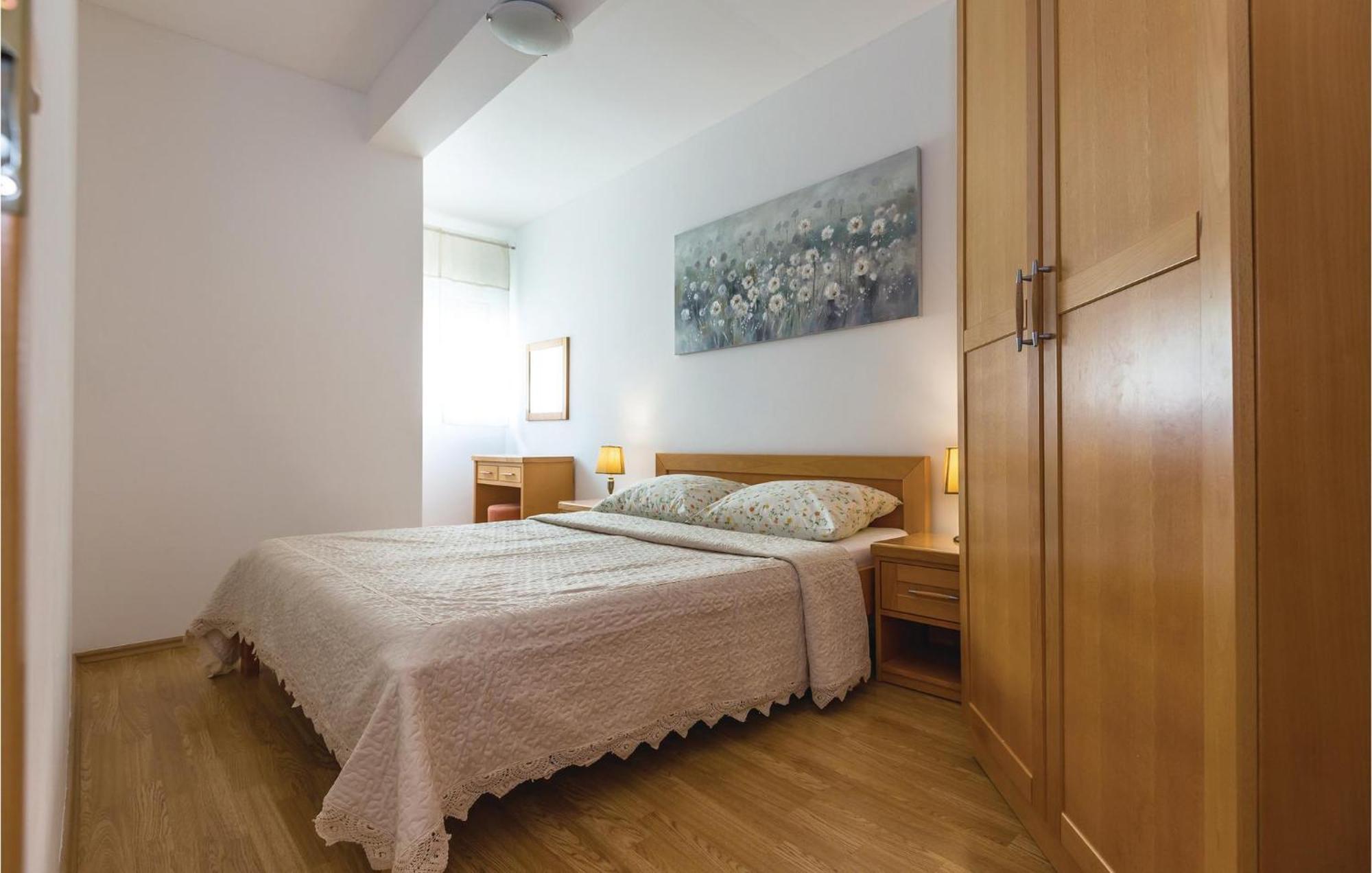 Stunning Apartment In Makarska With Wifi מראה חיצוני תמונה