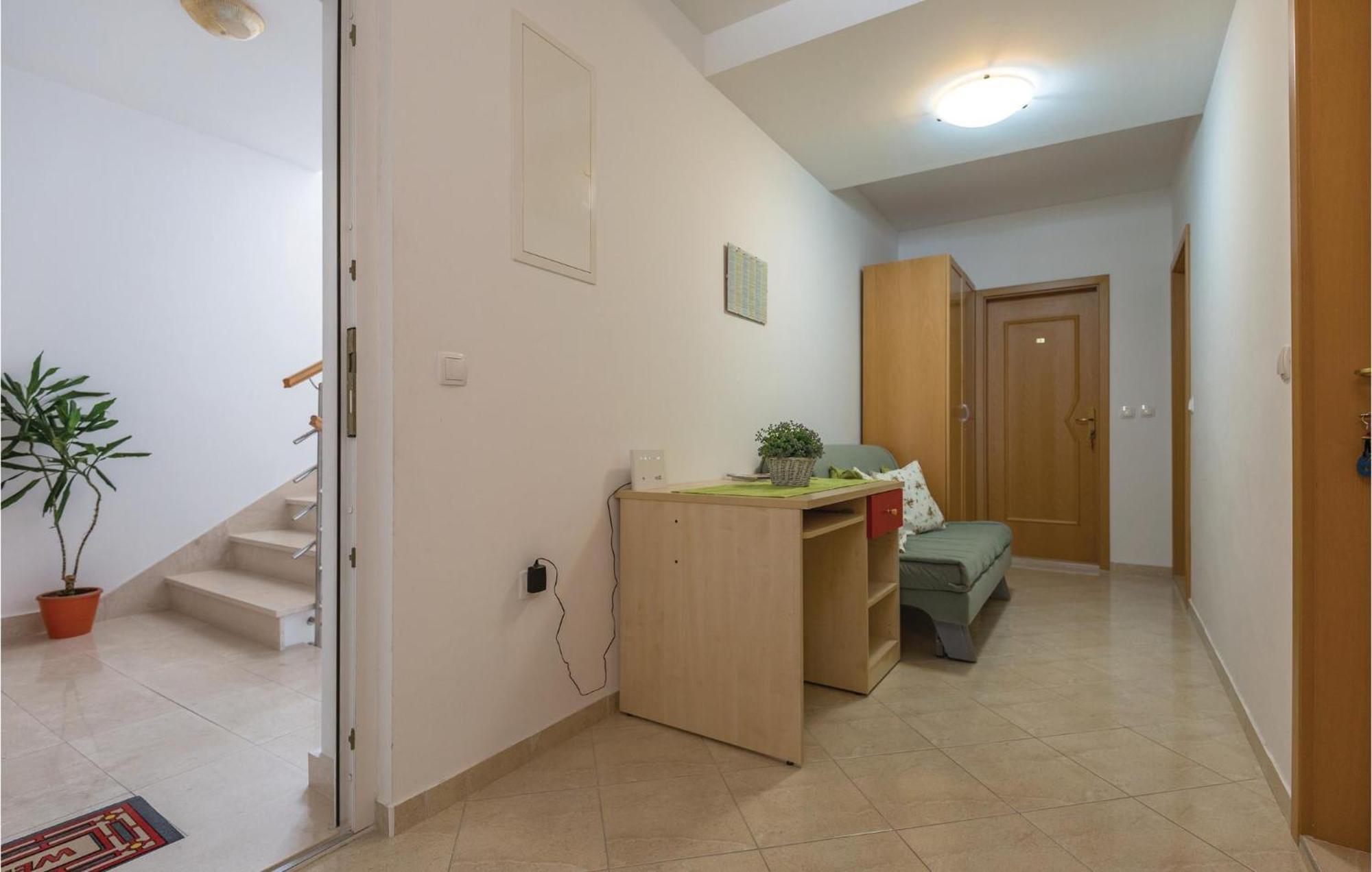 Stunning Apartment In Makarska With Wifi מראה חיצוני תמונה